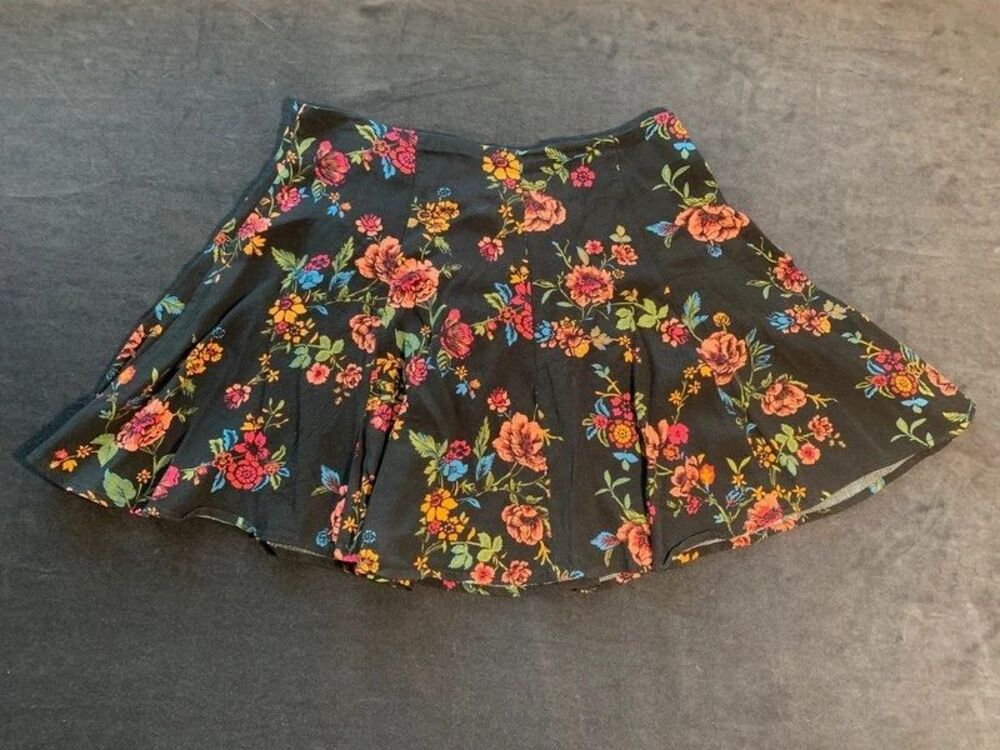 Forever 21 Black Floral Skater Mini Skirt A-Line Fit & Flare Multicolor Flowers